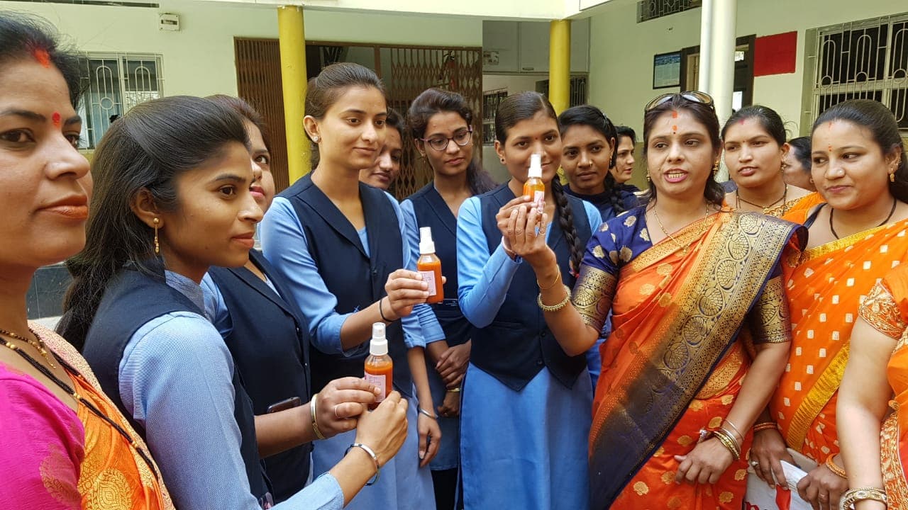 छेड़छाड़ की वारदातों पर लगाम लगाने की मध्य प्रदेश ने की अनोखी पहल, छात्राओं को किया चिली स्प्रे भेंट