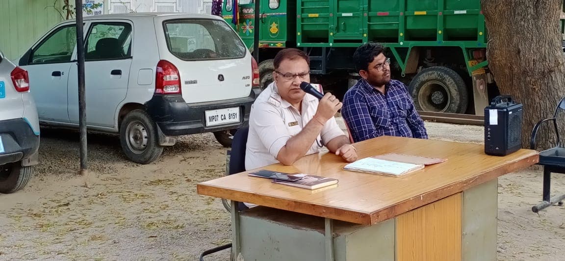 गोराघाट थाना प्रभारी ने क्षेत्रीय लोगों के साथ मिलकर की शांति समिति की बैठक