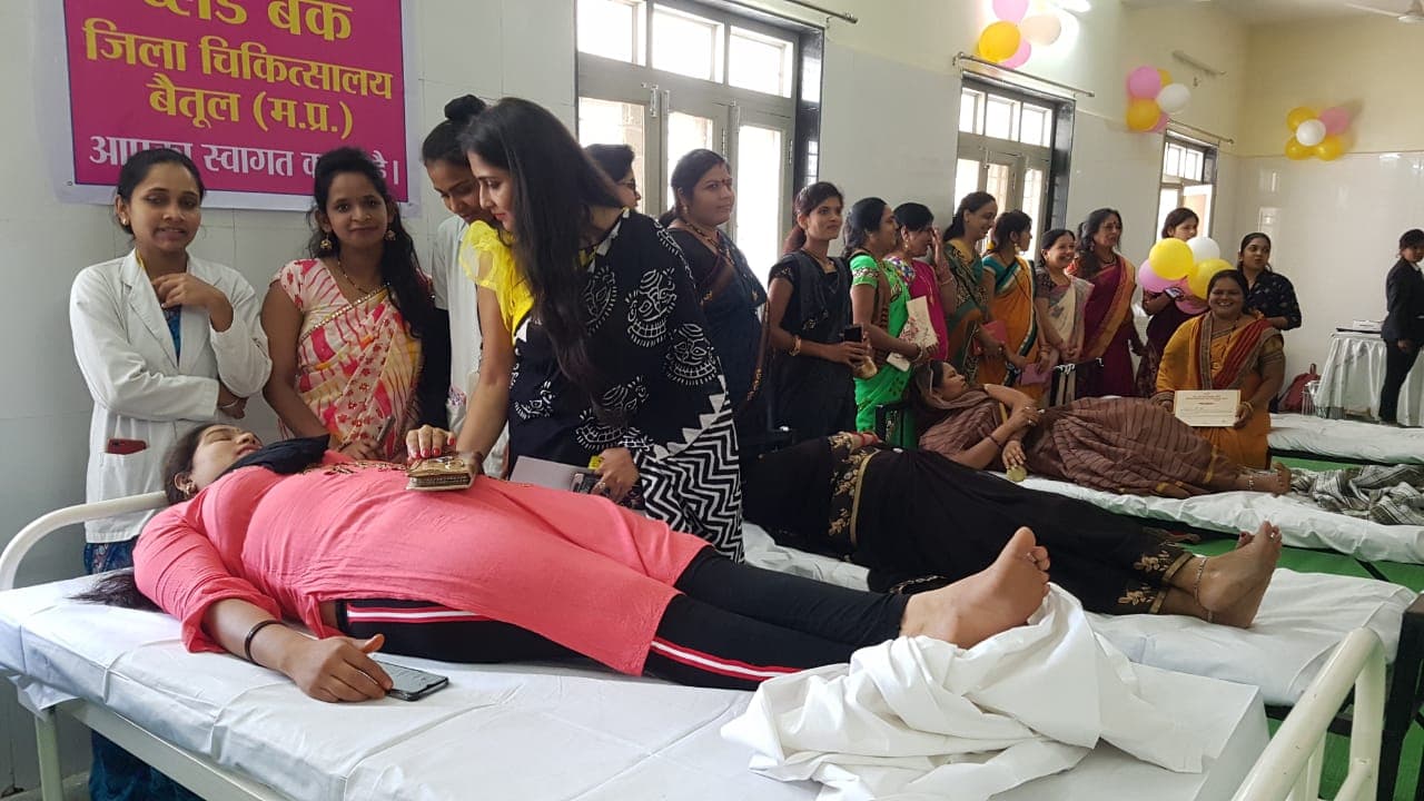 महिलाओं ने रक्तदान कर मनाया महिला दिवस, महिलाओं का हुआ सम्मान