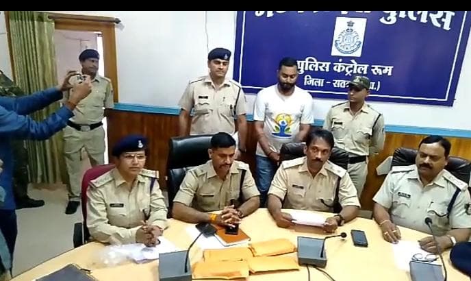 मैनेजर द्वारा लाखों का गबन, पुलिस ने दबोचा