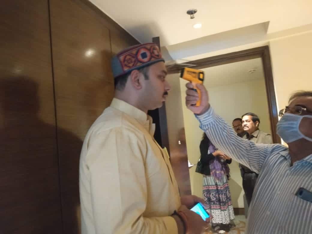 फ्लोर से पहले कांग्रेस विधायकों का कोरोना टेस्ट, सरकार की अग्निपरीक्षा कल
