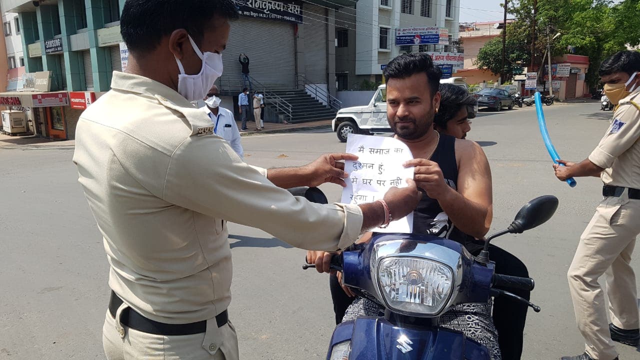 कोरोना से जागरूक करने के लिए पुलिस ने चलाई नई मुहिम, दिया हाथ मे पम्पलेट फिर खींच फ़ोटो
