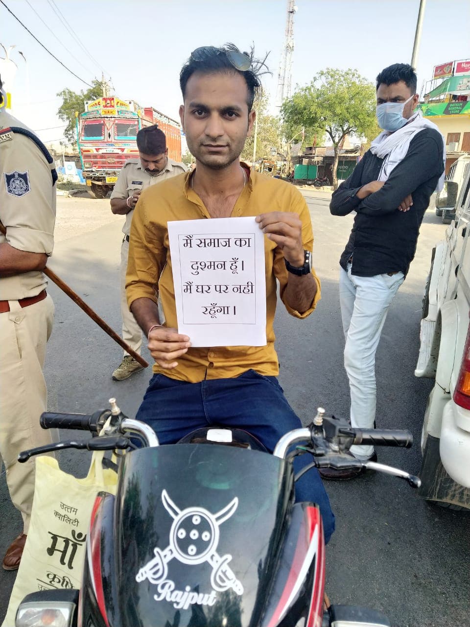 सड़कों पर निकले लोगों के खिलाफ पुलिसिया गांधीगिरी, किया ये सुलूक