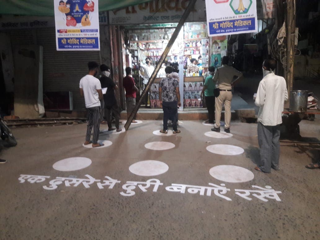 सोशल डिस्टेंसिंग का सही तरीका देखिये इस मेडीकल स्टोर में
