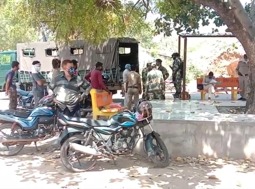 कोरोना की जानकारी देते समय अचानक फिसला BSF जवान का पैर, मौके पर मौत