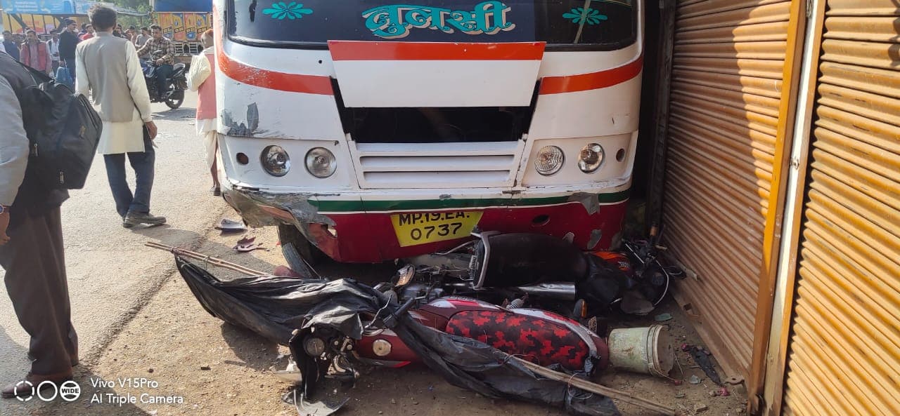 तेज़ रफ्तार बस ने मारी मोटरसाइकिल और जीप में टक्कर, दो गंभीर रूप से घायल