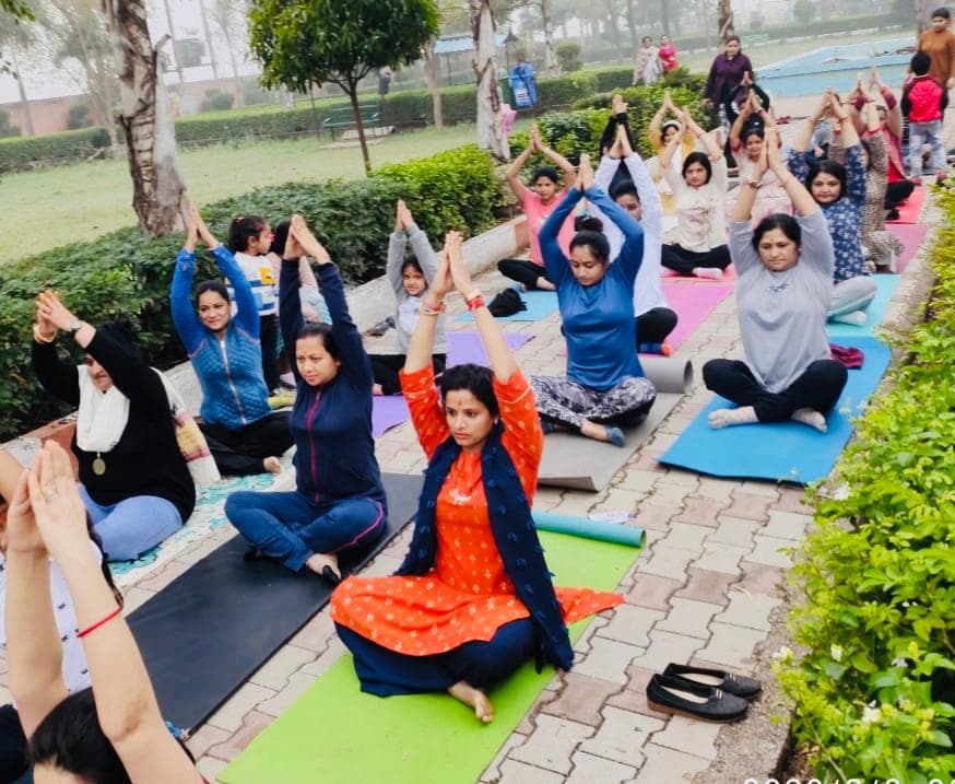 महिला दिवस पर ज़िला पंचायत उपाध्यक्ष डॉ. रश्मि सिंह ने योग कर महिलाओं को फ़िट रहने का दिया सन्देश