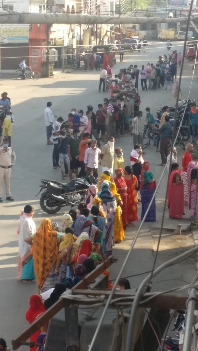 प्रशासन की बदइंतज़ामी, दूध की मारामारी ने तोड़ा सोशल डिस्टेंस