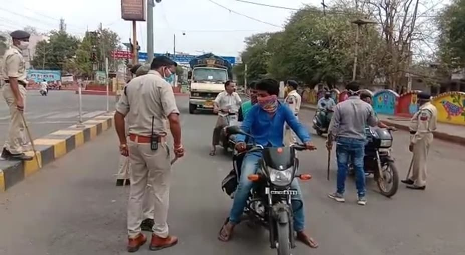 लोगों की मनमानी पर पुलिस का जवाब- “आ देखें ज़रा, किसमें कितना है दम”