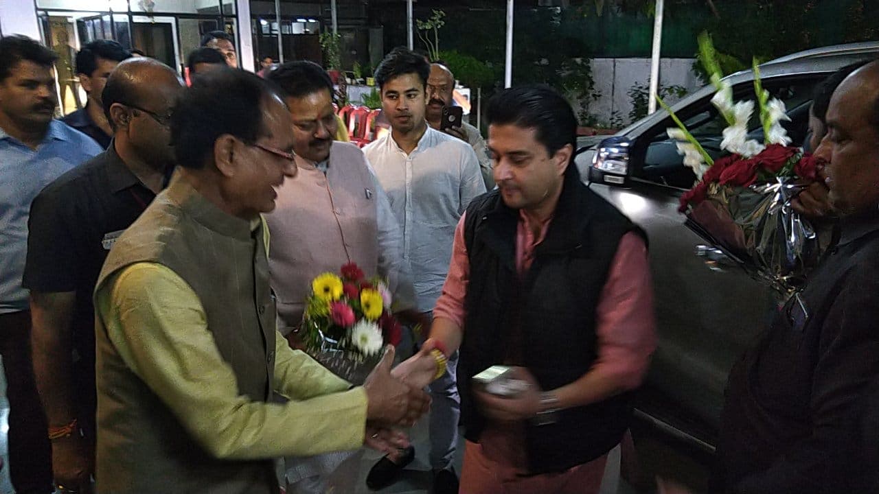 शिवराज के घर डिनर पर पहुंचे महाराज