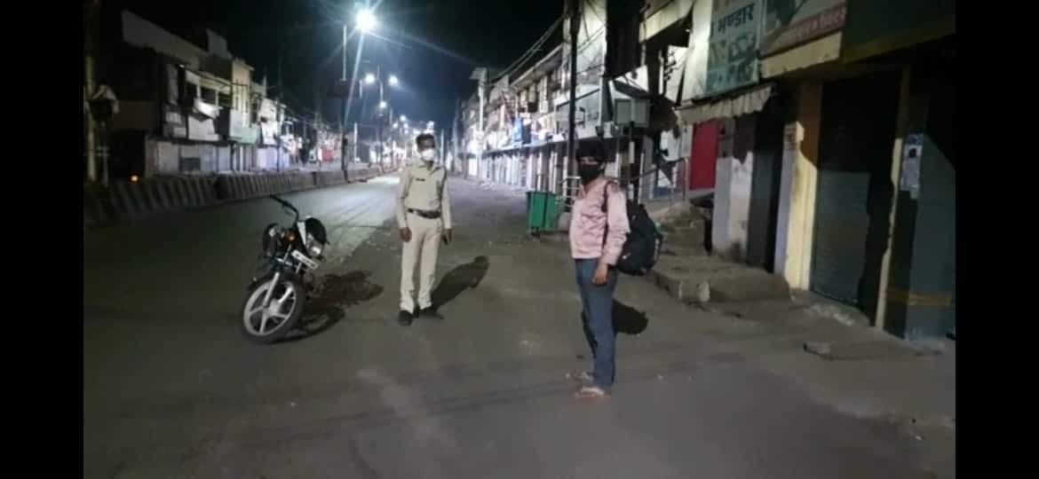इंदौर से पैदल जबलपुर पहुंचा युवक, प्रशासन ने जांच के सेंपल लिये