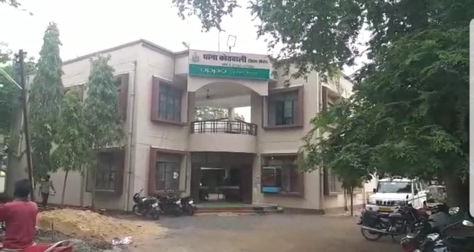 सीहोर में ट्रैफिक पुलिस ने लॉकडाउन के उल्लंघन पर रोका तो आरक्षक का हाथ मोड़ कर भागा युवक