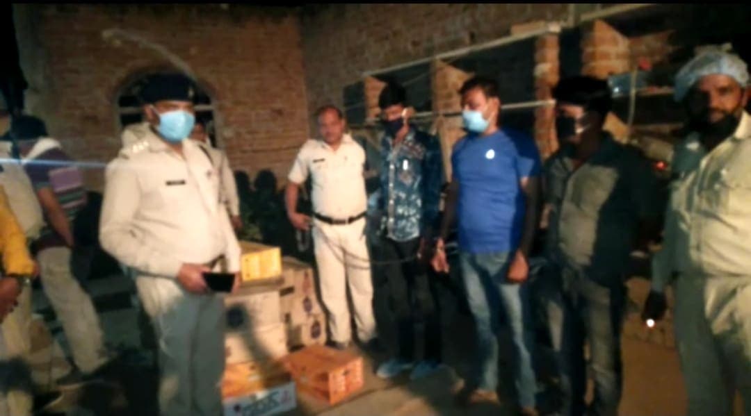 आधी रात हो रही थी शराब की तस्करी, तीन गिरफ्तार, 3 लाख की शराब बरामद