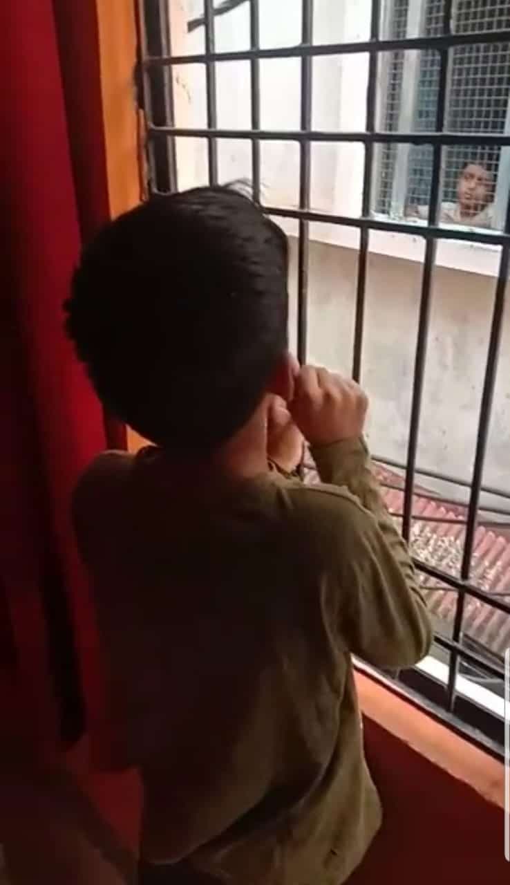सोशल डिस्टेंस का पालन करते हुए बच्चों ने खेलने के लिये निकाली ये अनोखी तरकीब
