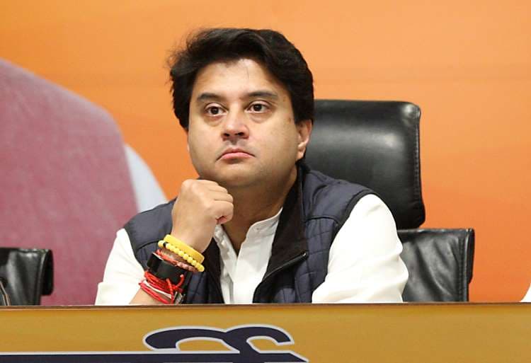 कांग्रेस में सिंधिया सड़कों पर उतरने की बात करते थे, BJP में मंत्रियों के सामने घिघिया रहे: कांग्रेस