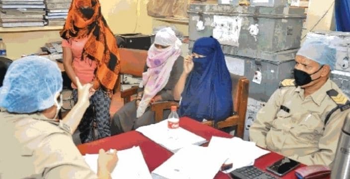 पुलिसकर्मी बन कर रही थी वसूली, पकड़ा तो थाने में किया हंगामा, गाली-गलौज