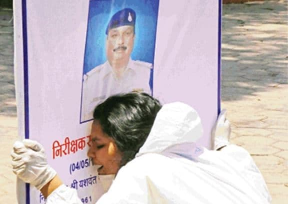 Coronavirus: आखरी समय में पिता से मिल ना सकी बेटी, तस्वीर से लिपट फूट-फूटकर रोई