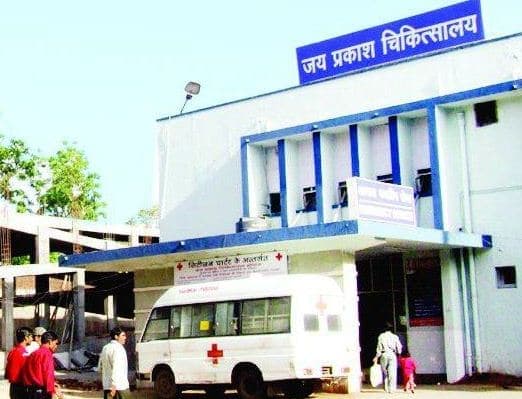 जेपी हॉस्पिटल में डॉ. अग्रवाल पर लगे पक्षपात के आरोप, पोस्टर चिपकाए