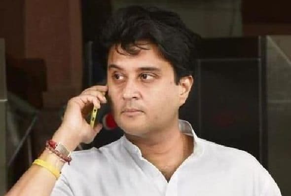 दिल्ली में बैठे सिंधिया लॉक डाउन में ऐसे कर रहे MP के लोगों की मदद