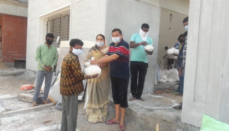 कठिन समय में मदद को बढ़े हाथ, अलीराजपुर में जनप्रतिनिधियों ने सोशल डिस्टेंस का पालन कर बांटा राशन
