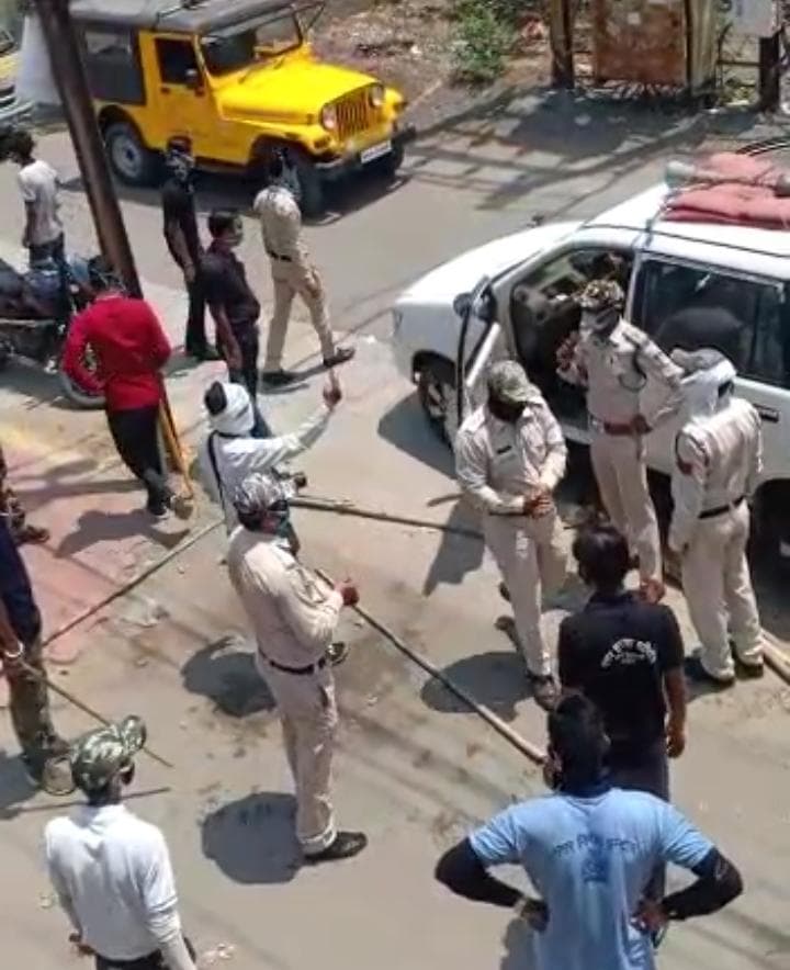 इंदौर में सड़क पर फेंके नोट, पुलिस व निगम ने संभाला मोर्चा