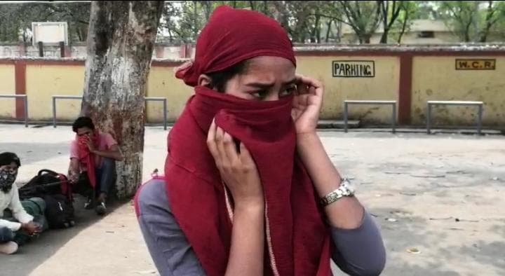 Katni: अपने घर जाने पैदल निकले 16 युवा, रास्ता न मालूम होने पर पहुंचे साउथ स्टेशन