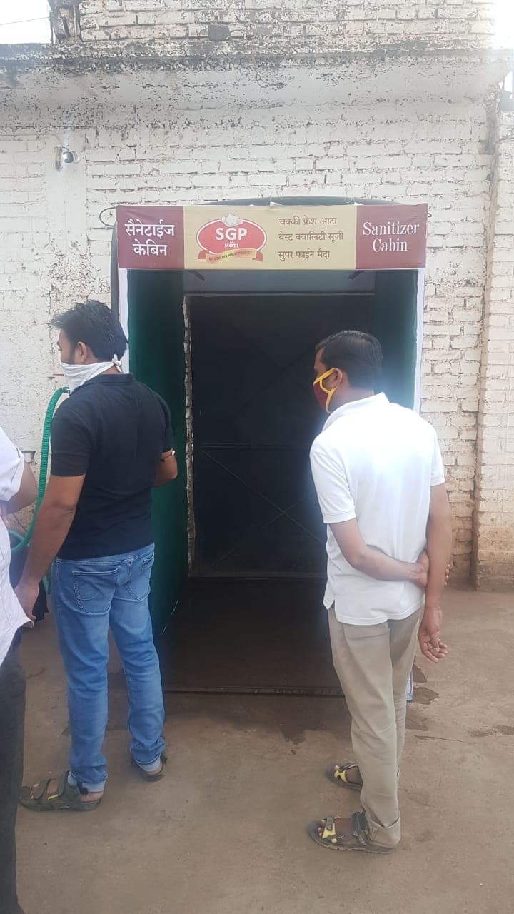 कटनी: कोरोना से बचाव एवं कर्मचारियों की सुरक्षा को लेकर मिल संचालक ने लगाई सैनीटाइजर मशीन