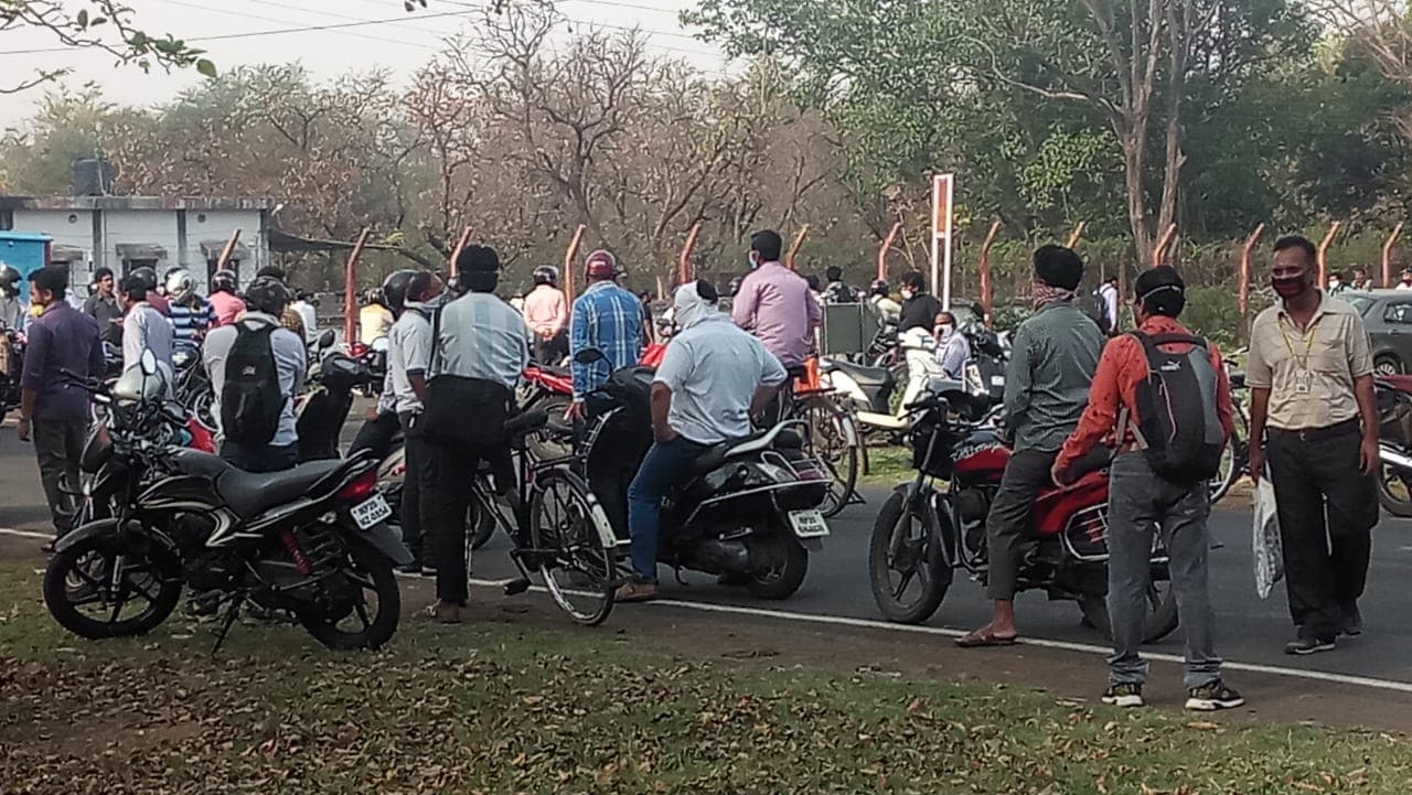 Jabalpur: केंद्रीय सुरक्षा संस्थानों के बाहर उड़ी सोशल डिस्टेंसिंग की धज्जियाँ, कर्मचारियों में भारी आक्रोश