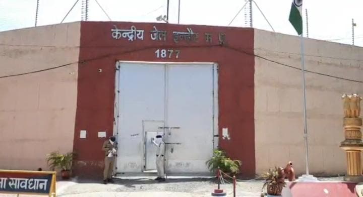 जेल में बंद कैदियों पर अब कोरोना का खतरा, प्रशासन ने किया सुरक्षा का दावा