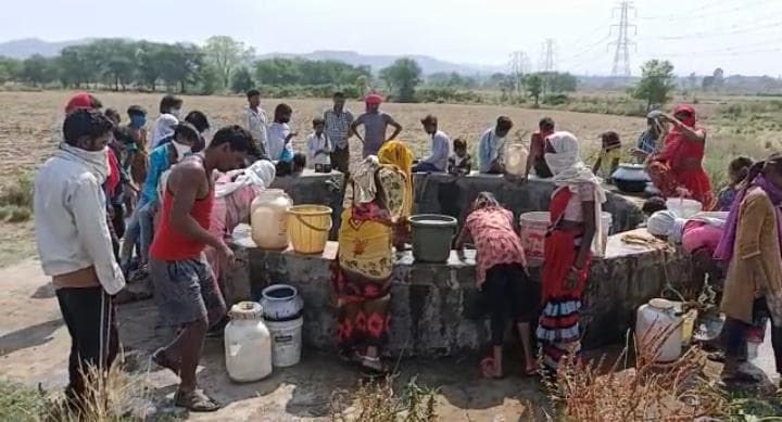 पेयजल की उचित व्यवस्था के अभाव में ग्रामीण कर रहे लॉकडाउन का उल्लंघन