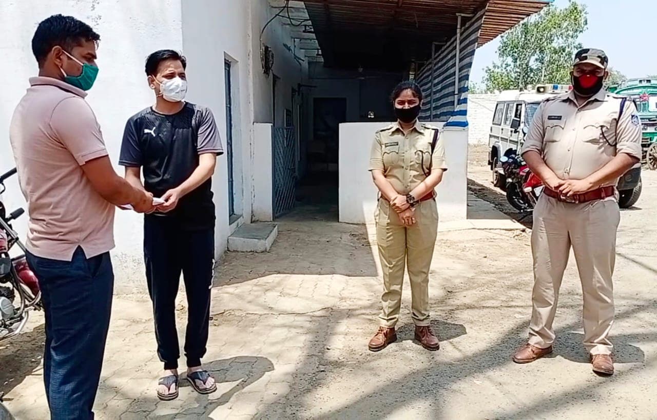 पुलिस ने दिखाई सख्ती के साथ हमदर्दी भी, कोरोना राहतकोष में दिए लगभग 80 हजार रूपए