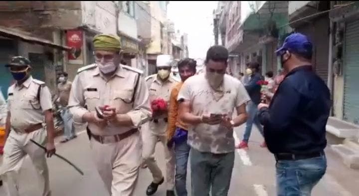 कोरोना मुक्त कटनी के लिए कोरोना योद्धाओं का पुष्प वर्षा से स्वागत