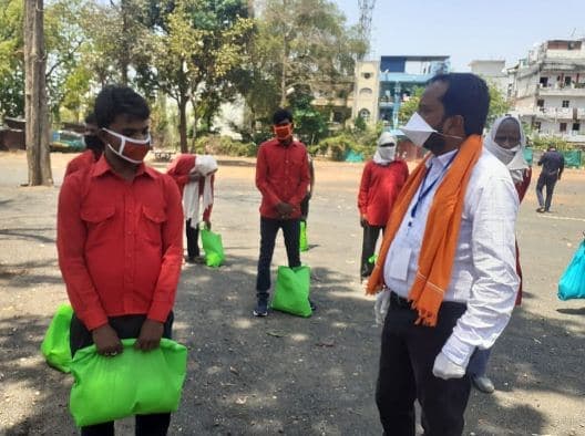 कुलियों पर लॉकडाउन की मार, समाजसेवी ने बढ़ाये मदद के हाथ