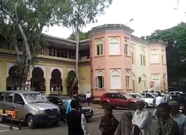 इंदौर में लॉकडाउन के बीच जमानत के लिए कोर्ट में लगी भीड़