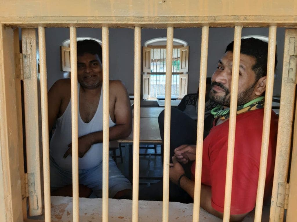 अलीराजपुर में कर्फ्यू का उल्लंघन करने वाले गिरफ्तार, पुलिस ने अस्थायी जेल में डाला