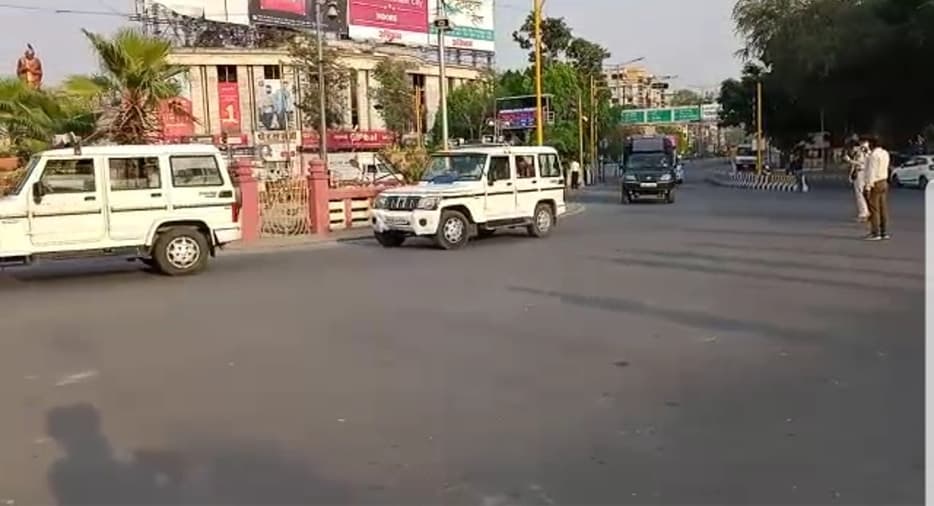 इंदौर में पुलिस और अर्धसैनिक बल ने निकाला फ्लैग मार्च, 22 संवेदनशील रूट की निगरानी