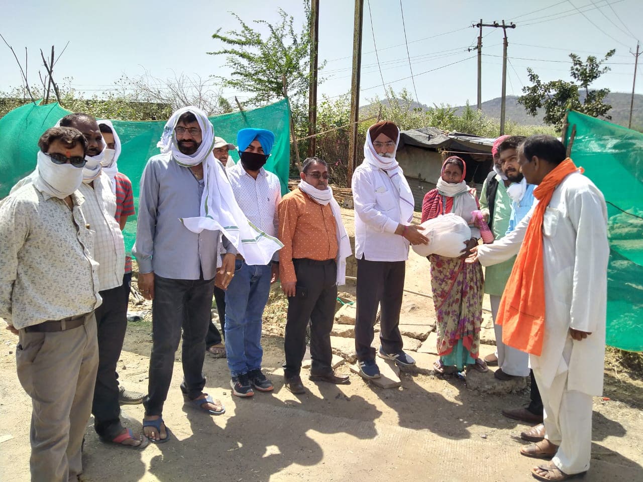 कोरोना संकट के बीच गरीब लोगों के लिए लगातार उठ रहे मदद के हाथ