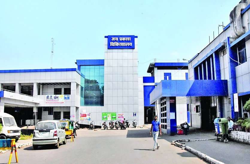 भोपाल: CMHO कार्यालय के बाहर डॉक्टरों का विरोध, PPE किट्स और जांच रिपोर्ट जारी करने को लेकर किया प्रदर्शन