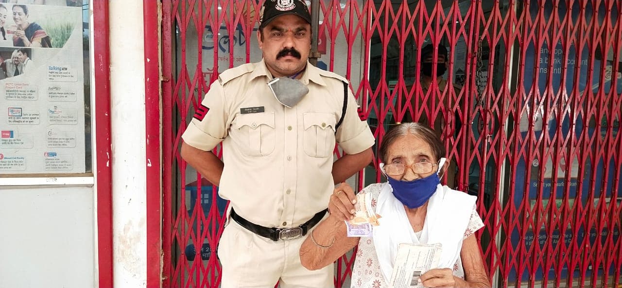 लॉकडाउन में पुलिस का मानवीय पक्ष, पुलिसकर्मी ने बुजुर्ग महिला को एक घंटे में दिलाई पेंशन