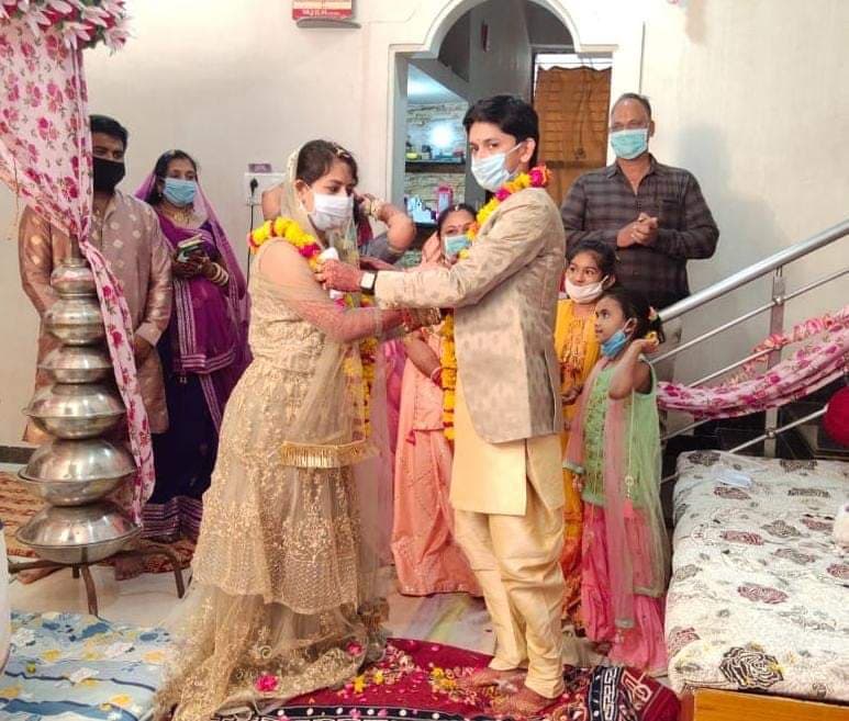 अक्षय तृतीया पर अभिषेक संग अमीषा ने मुंह पर मास्क लगाकर लॉक डाउन में किया आदर्श विवाह