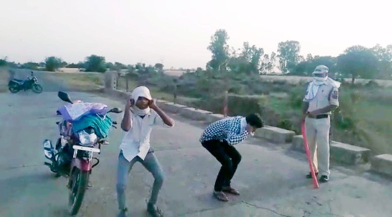लॉकडाउन में बिना कारण सड़कों पर घूम रहे लोगों को पुलिस बना रही मुर्गा
