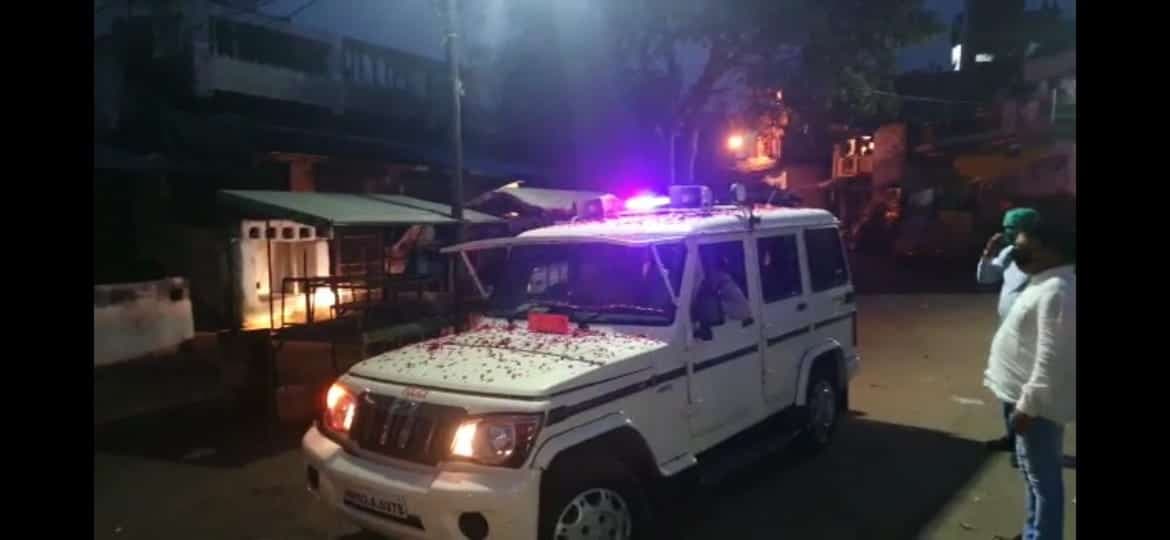 संस्कारधानी में पुलिस पर हुई फूलों की बरसात, अल्पसंख्यक समुदाय ने कुछ यूं जताया आभार