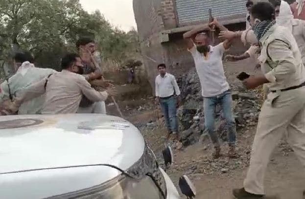 ग्रामीणों ने पुलिस को बनाया बंधक, अवैध शराब की सूचना पर पहुंचे थे जवान