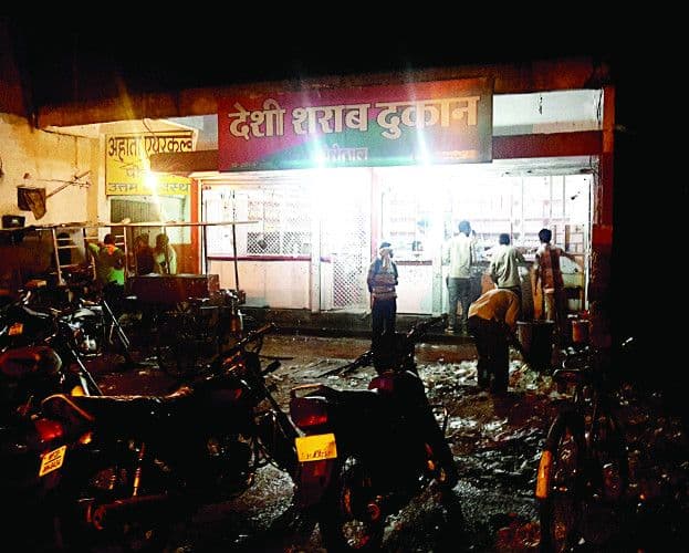 हाईकोर्ट ने शराब ठेकेदारों की याचिका पर राज्य सरकार को जारी किया नोटिस, 2 हफ्ते में मांगा जवाब