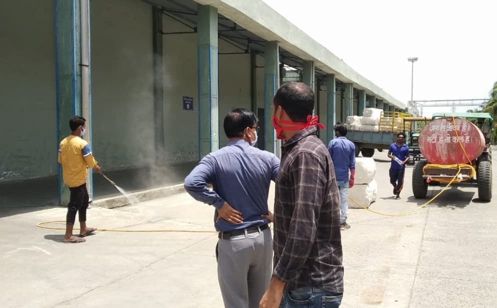 कर्मचारियों की सुरक्षा के मद्देनजर सागर यार्न फैक्ट्री परिसर को किया सैनेटाइज
