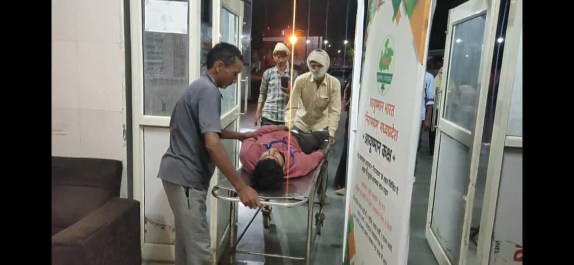 रोजगार सहायक के साथ मारपीट, गंभीर हालत में जिला अस्पताल में भर्ती