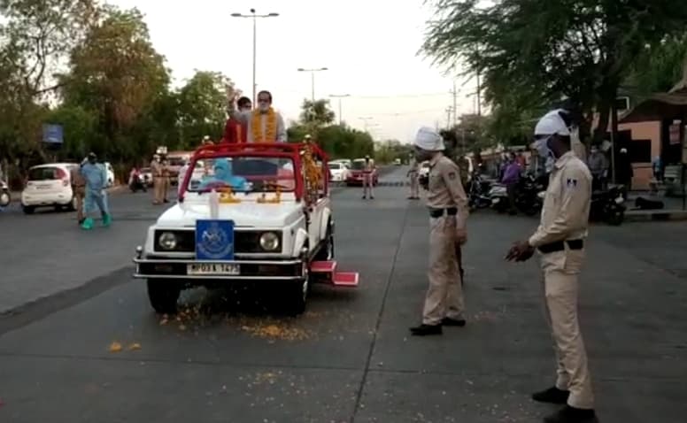 कोरोना को हराकर घर लौटे पुलिसकर्मी, विभाग ने इस अंदाज में किया स्वागत