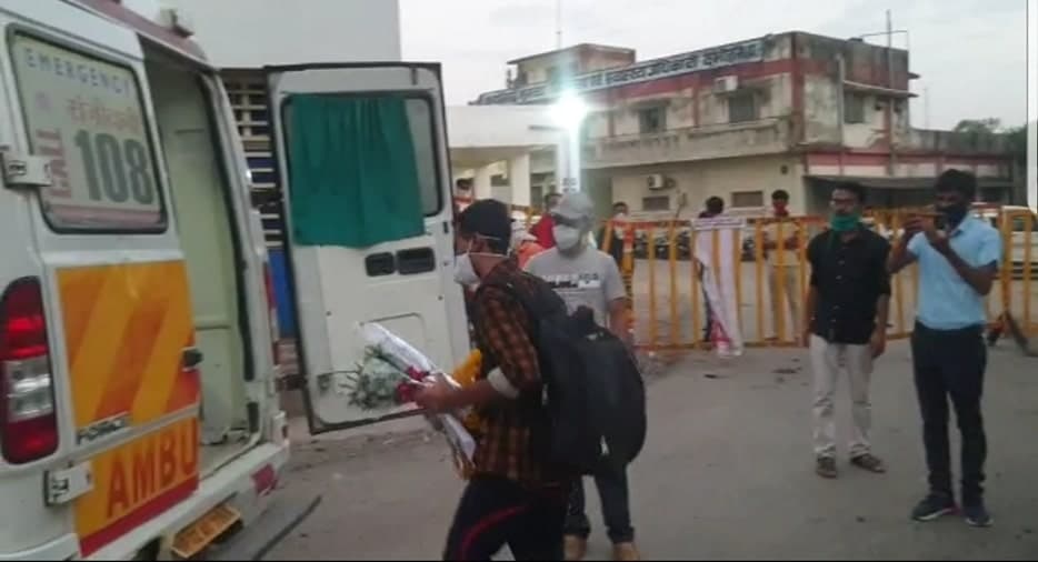 दमोह का पहला संक्रमित मरीज़ हुआ ठीक, कलेक्टर ने गुलदस्ता देकर घर भेजा