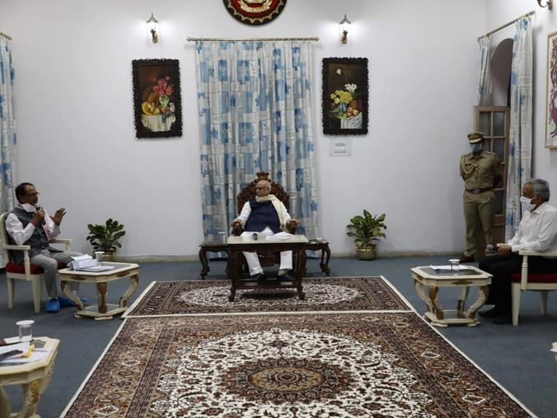 राज्यपाल से मिलने पहुंचे CM शिवराज, यूनिवर्सिटी की परीक्षाओं पर हो सकती है स्थिति स्पष्ट