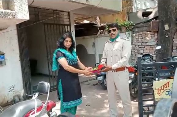 आस्ट्रेलियन बेटी ने मदर्स डे पर किया कुछ ऐसा, छलक पड़े इंदौर TI के भी आंसू